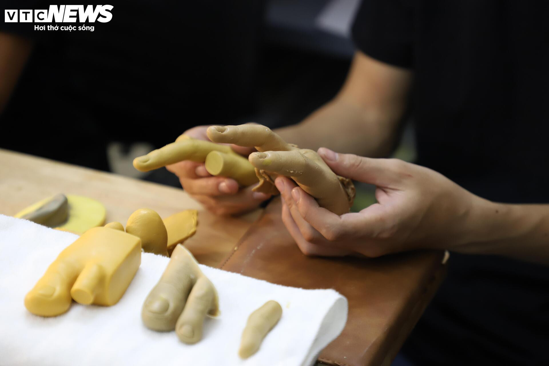 Đôi bạn Hà thành 'biến silicon thành da thịt' cho người khiếm khuyết - 8