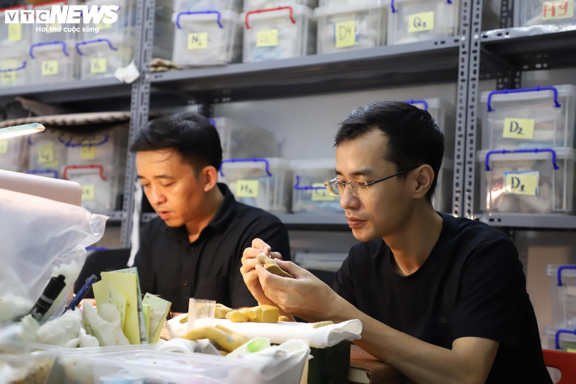 Đôi bạn Hà thành 'biến silicon thành da thịt' cho người khiếm khuyết - 13