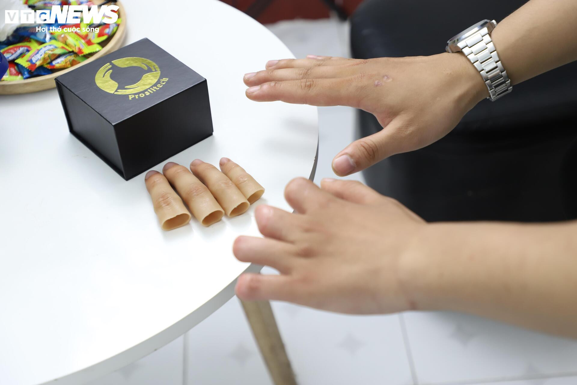 Đôi bạn Hà thành 'biến silicon thành da thịt' cho người khiếm khuyết - 11