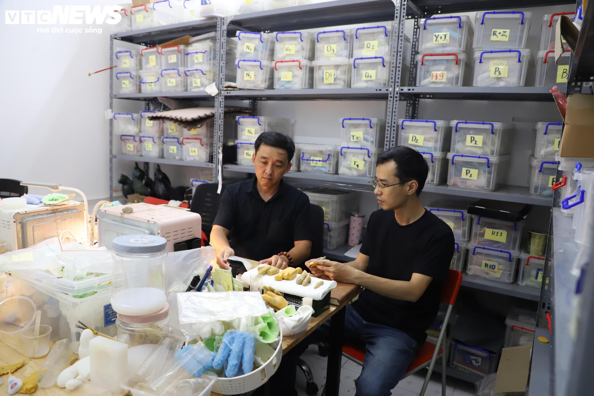 Đôi bạn Hà thành 'biến silicon thành da thịt' cho người khiếm khuyết - 1