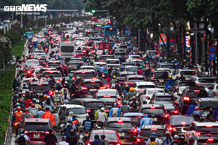 Hằng ngày chịu cảnh tắc đường không lối thoát, tôi hối hận vì đã bán nhà ở ngoại thành vào chen chúc sống ở nội đô. (Ảnh: Minh Đức - Thành Vĩnh)