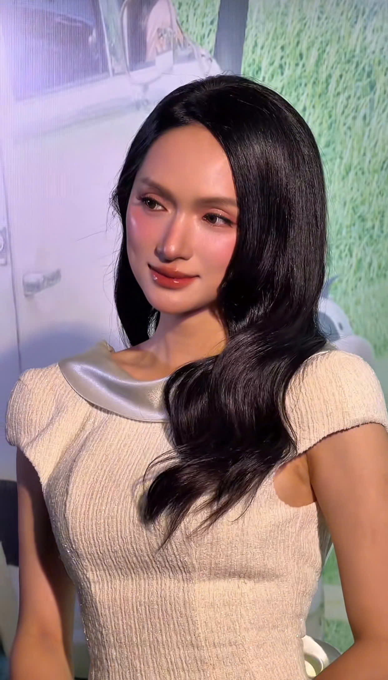 Hương Giang để lộ hình thể gầy gò trước thềm thi Miss Universe