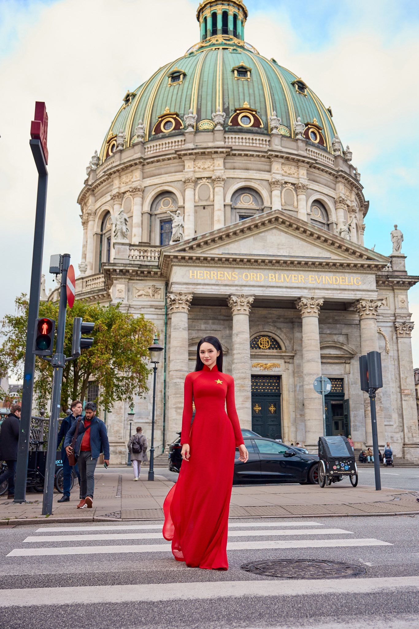 Hương Giang thu hút ánh nhìn với áo dài trên phố châu Âu - Ảnh 8.