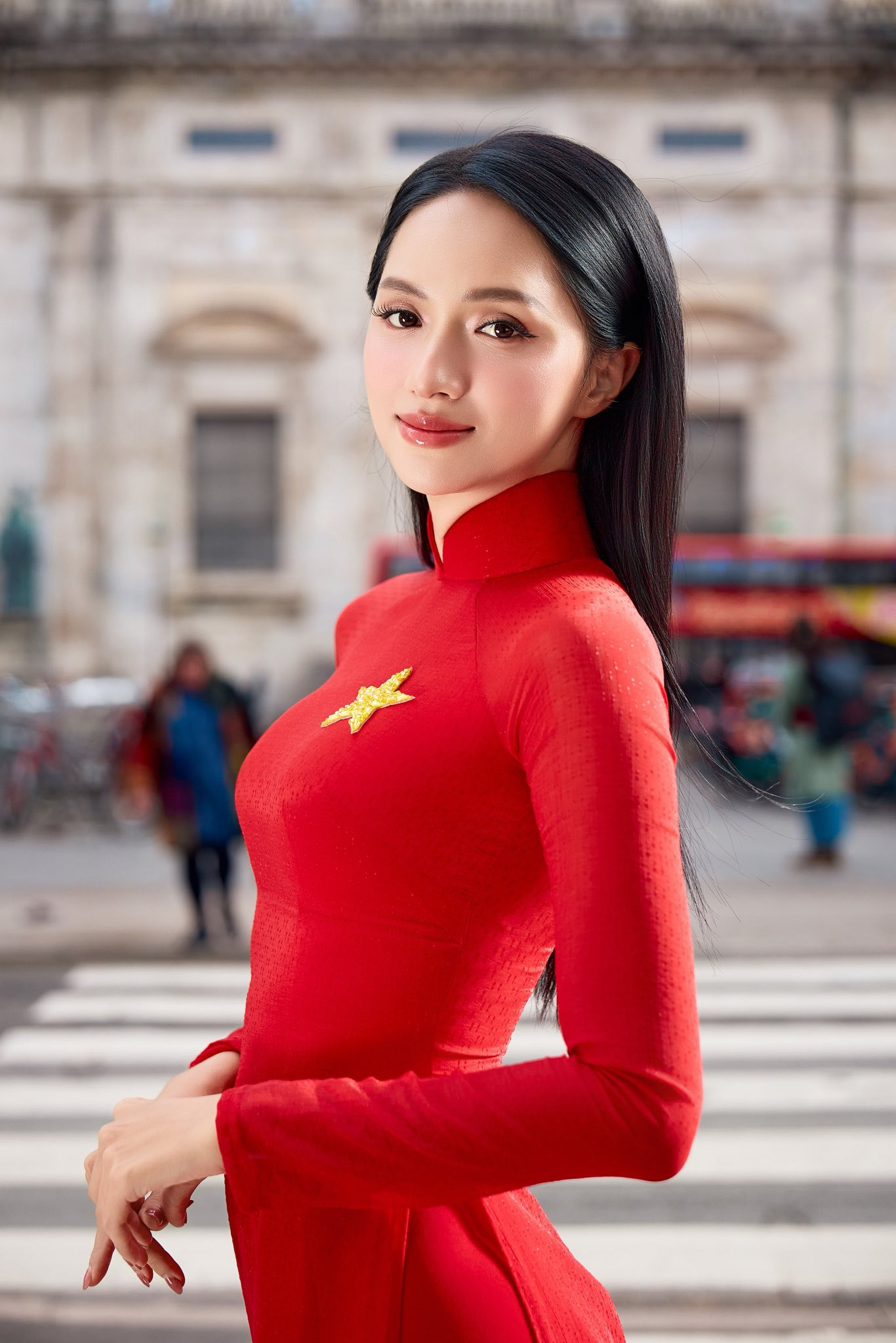Hương Giang thu hút ánh nhìn với áo dài trên phố châu Âu - Ảnh 2.