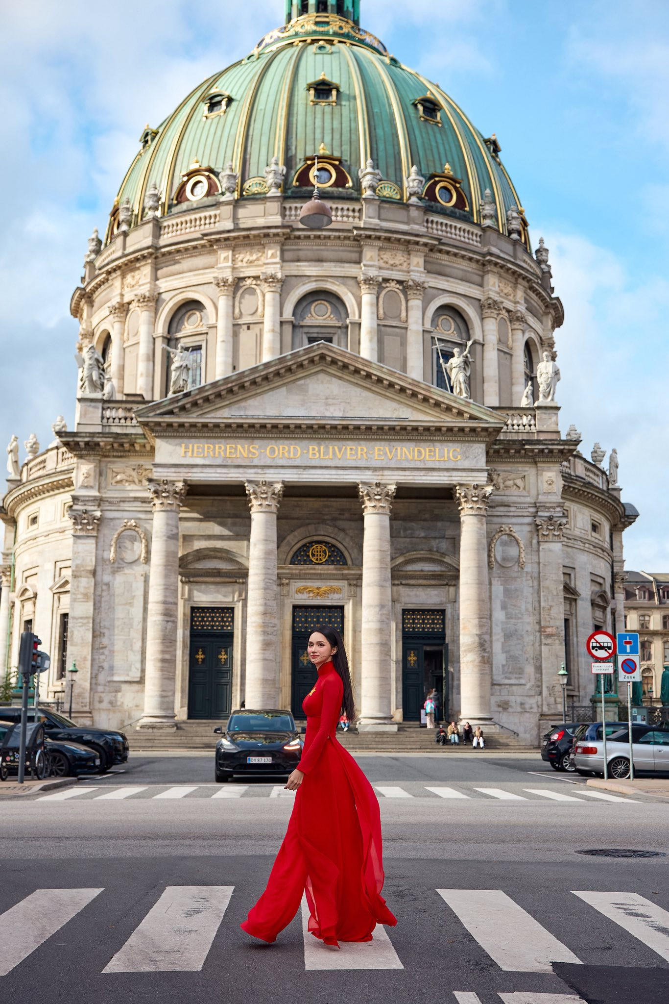 Hương Giang thu hút ánh nhìn với áo dài trên phố châu Âu - Ảnh 7.