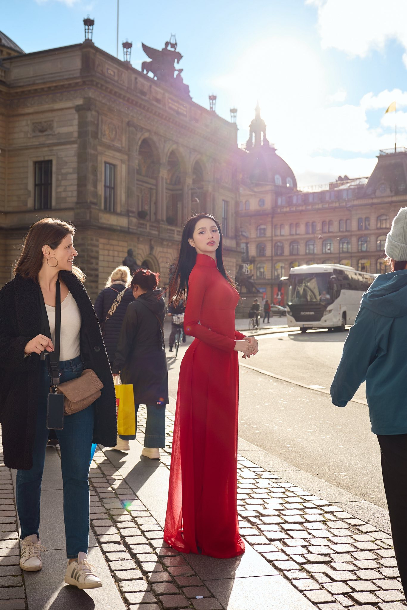 Hương Giang thu hút ánh nhìn với áo dài trên phố châu Âu - Ảnh 10.
