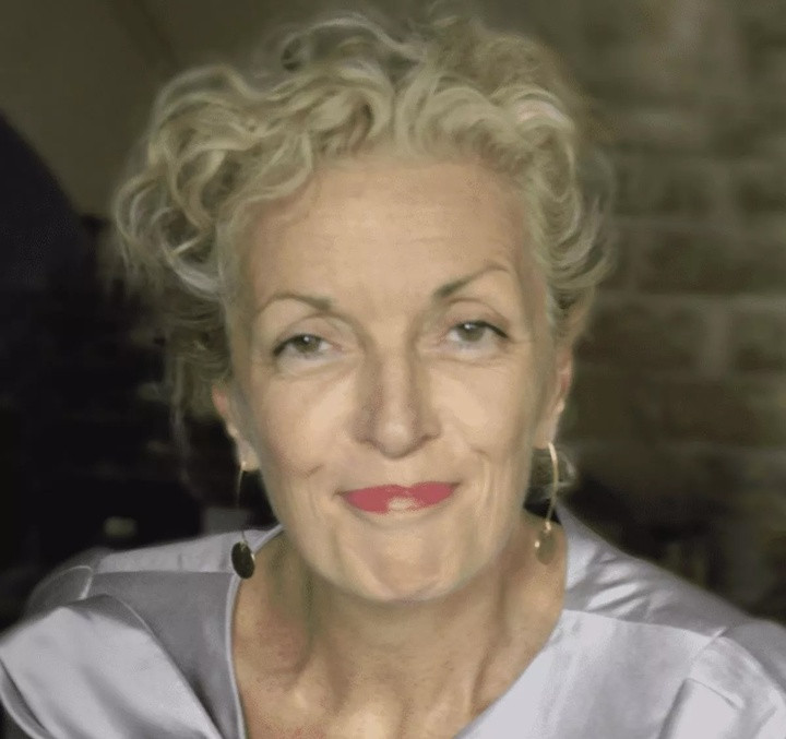 Bernadette Delmotte chết ngạt do bị kẹt trong cửa sổ tự động của ô tô.