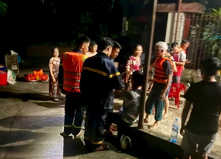 Các cán bộ được đưa vào bờ an toàn.