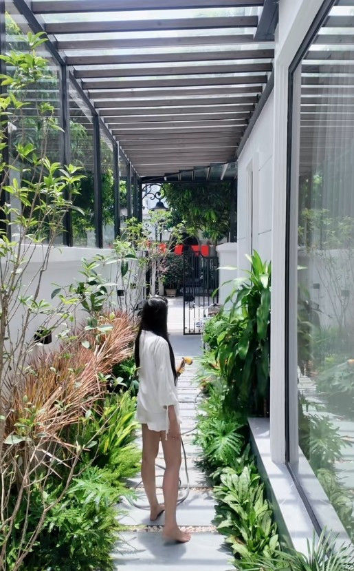 Mở tiệc tại biệt thự chục tỷ của Đoàn Văn Hậu và Doãn Hải My - Ảnh 4.