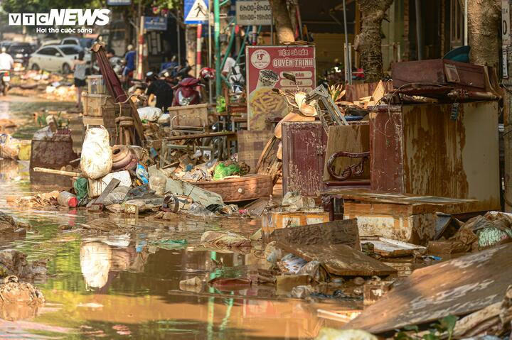 Sau khi nước rút, từng đống rác thải khổng lồ ngổn ngang, lớp bùn nâu đặc sệt phủ kín mặt đường; mùi ẩm mốc nặng nề bao trùm khắp các khu phố ở Thái Nguyên.