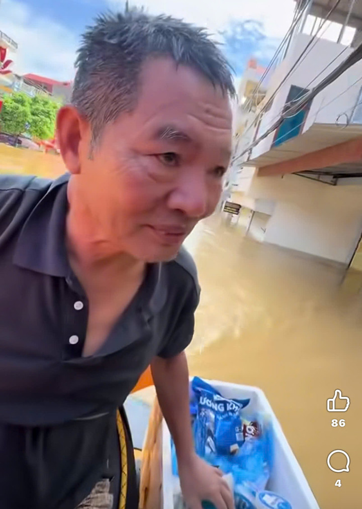 Ông Hiển mang đồ ăn tiếp tế cho con gái sau 4 tiếng bơi trong nước lụt.