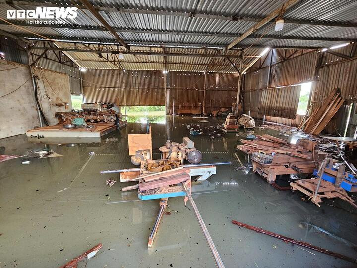 Xưởng gỗ của gia đình ông Hoa bị hư hại nặng nề.
