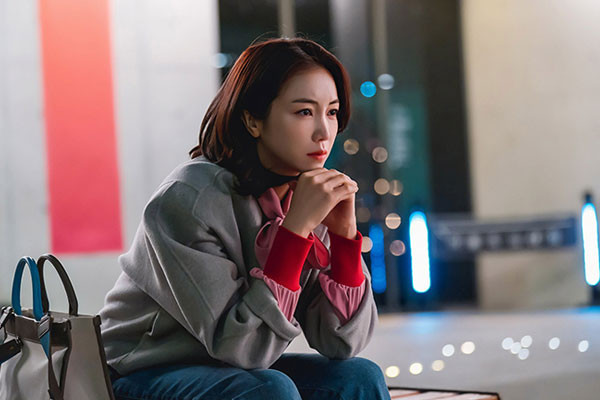 Sống bên cạnh người chồng hoàn hảo tôi vẫn lén khóc vì 1 người đàn ông đã rời đi