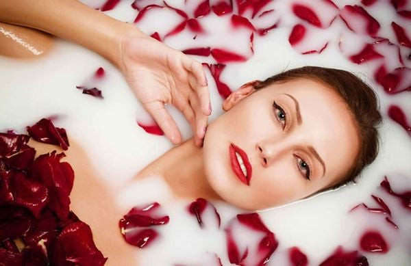 Tắm bằng sữa tươi không đường có bắt nắng không? - Ảnh 2.