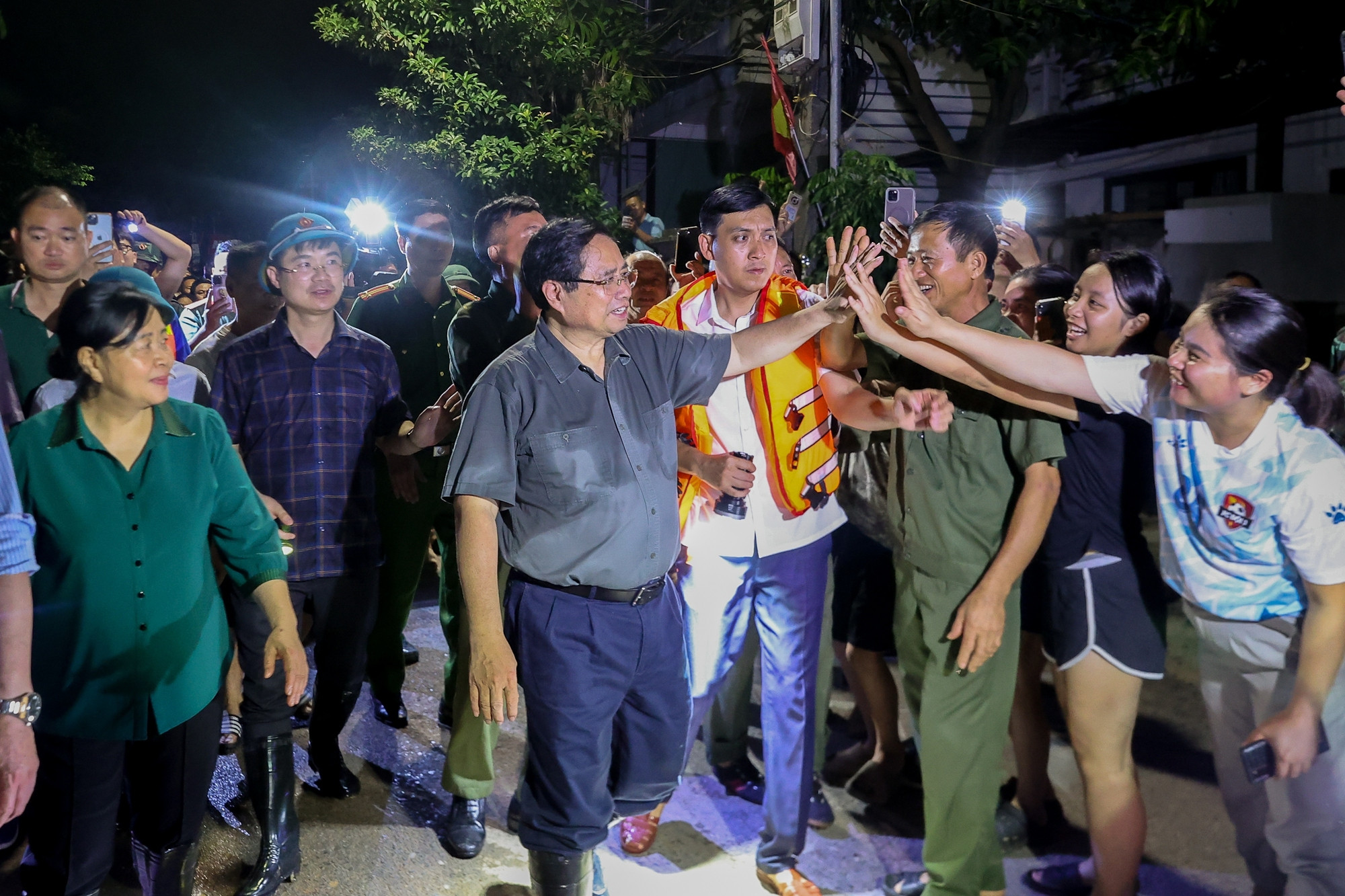 Thủ tướng thăm hỏi, động viên bà con Nhân dân. (Ảnh: VGP)