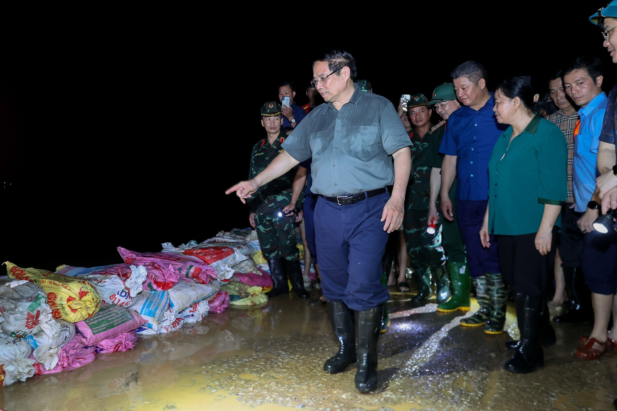 Thủ tướng Phạm Minh Chính kiểm tra công tác ứng phó với mưa lũ tại các xã Trung Giã, Đa Phúc, TP Hà Nội. (Ảnh: VGP)