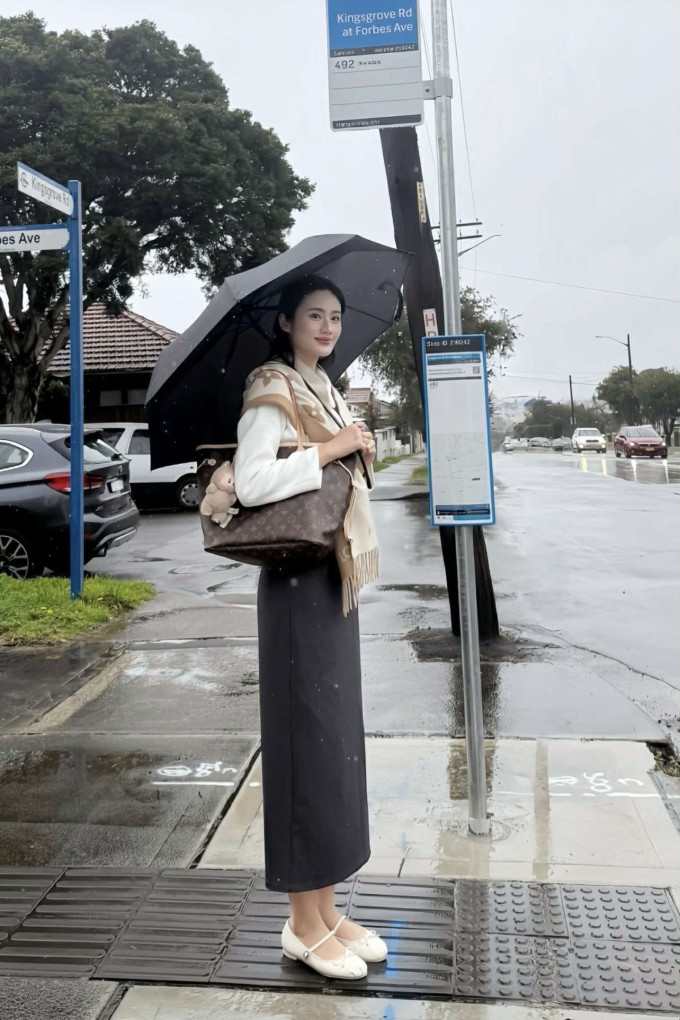 Hoa hậu Ý Nhi xài đi xài lại túi hiệu 100 triệu đồng khi đi du học tại Úc