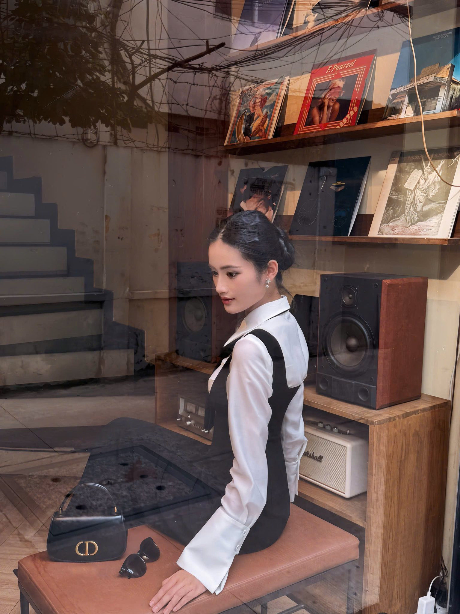 Hoa hậu Ý Nhi xài đi xài lại túi hiệu 100 triệu đồng khi đi du học tại Úc