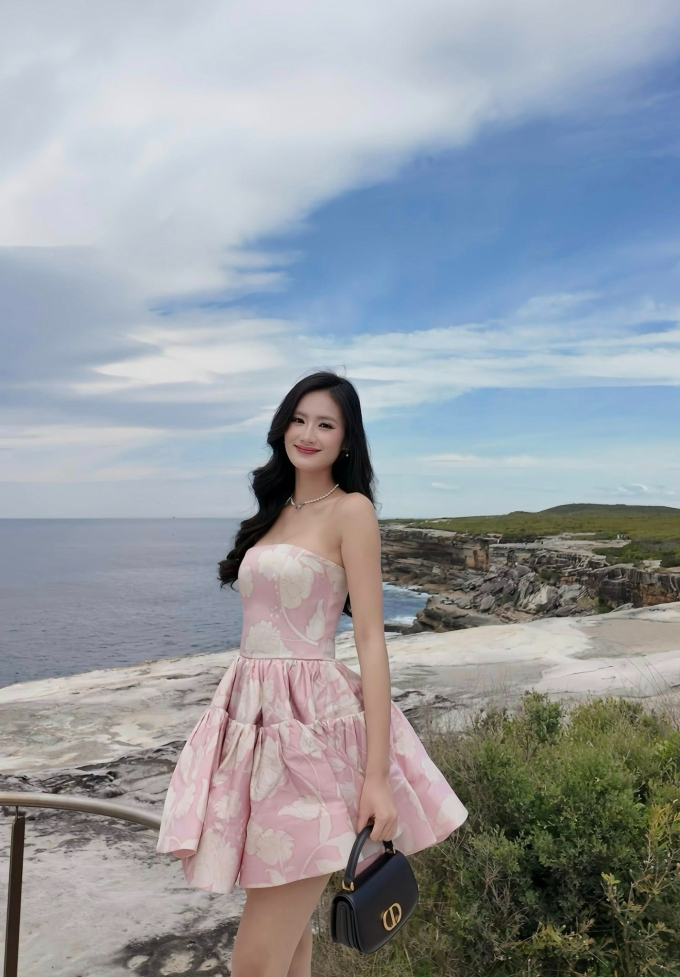 Hoa hậu Ý Nhi xài đi xài lại túi hiệu 100 triệu đồng khi đi du học tại Úc