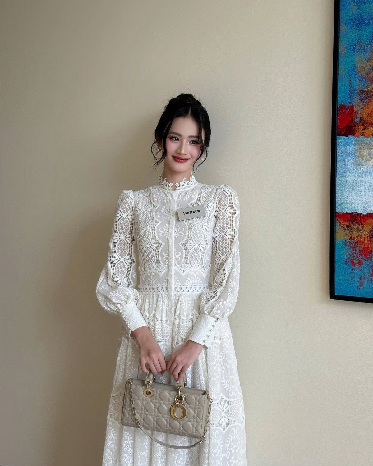 Hoa hậu Ý Nhi xài đi xài lại túi hiệu 100 triệu đồng khi đi du học tại Úc