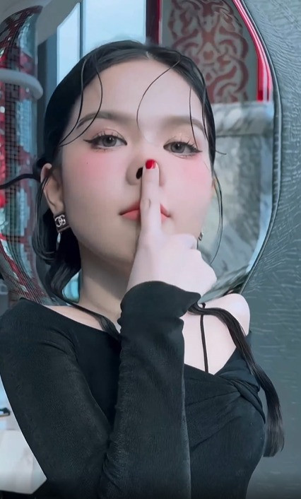 Khỏi cần ai đồn Ngọc Trinh thừa nhận nhan sắc không còn tự nhiên sửa này sửa kia  ở tuổi U40