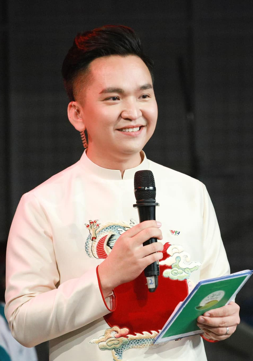 MC Hạnh Phúc 9 năm ăn chay trường và hủy tiệc cưới vào phút chót - Ảnh 1.