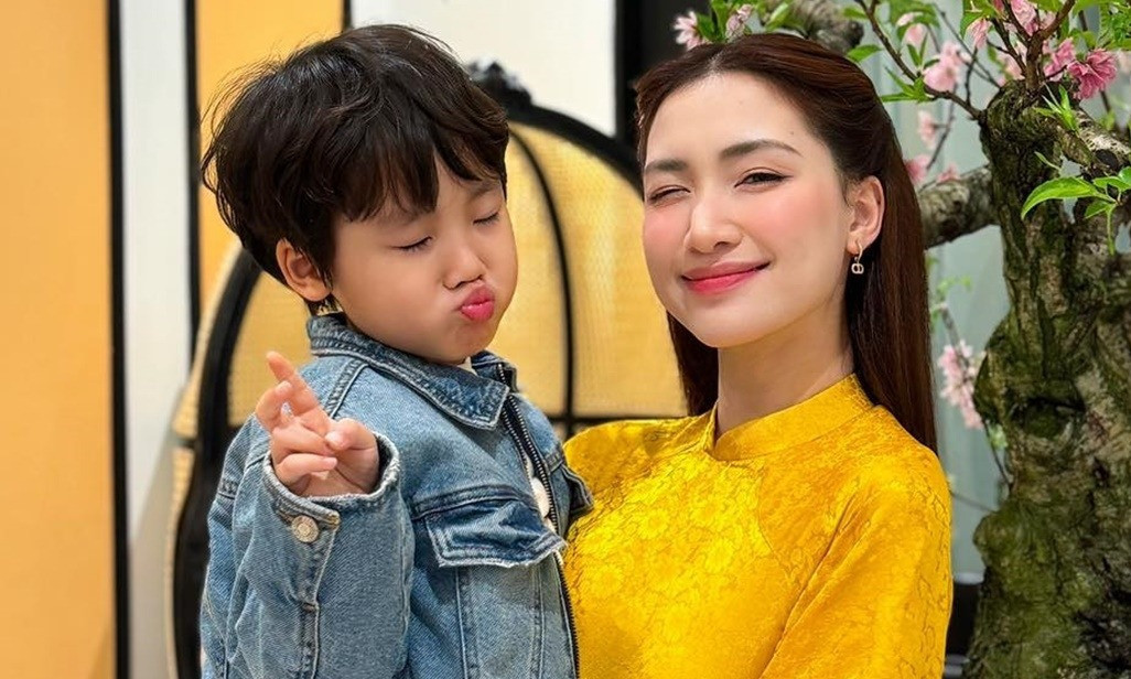 Ngỡ ngàng diện mạo chuẩn soái ca nhí của con trai Hòa Minzy