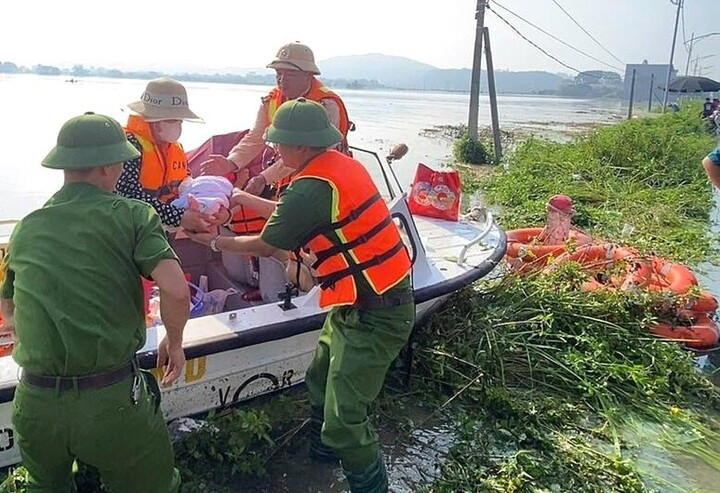 Lực lượng chức năng tiếp cận sản phụ và đưa đến nơi an toàn..jpg