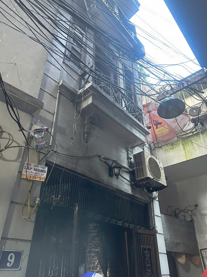 Ngôi nhà xảy ra hoả hoạn nằm trong ngõ sâu. (Ảnh: CACC)