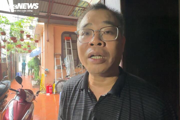 Ông Minh đau xót khi biết tin gia đình hàng xóm xảy ra vụ hoả hoạn thương tâm.