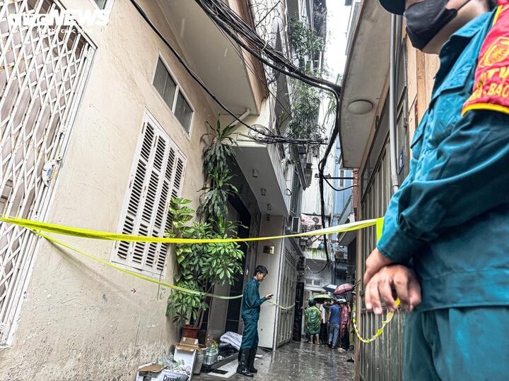 Lực lượng chức năng bảo vệ và khám nghiệm hiện trường.