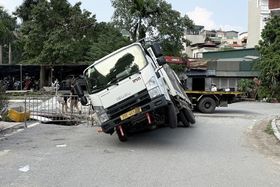 Hà Nội: Xe tải sụp 'hố tử thần' trên đường Nguyễn Trãi, giao thông ùn dài插图5 Hà Nội: Xe tải sụp 'hố tử thần' trên đường Nguyễn Trãi, giao thông ùn dài插图5