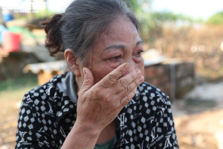 Bà Lê Thị Hoàn bật khóc khi nghĩ đến Tết năm nay.