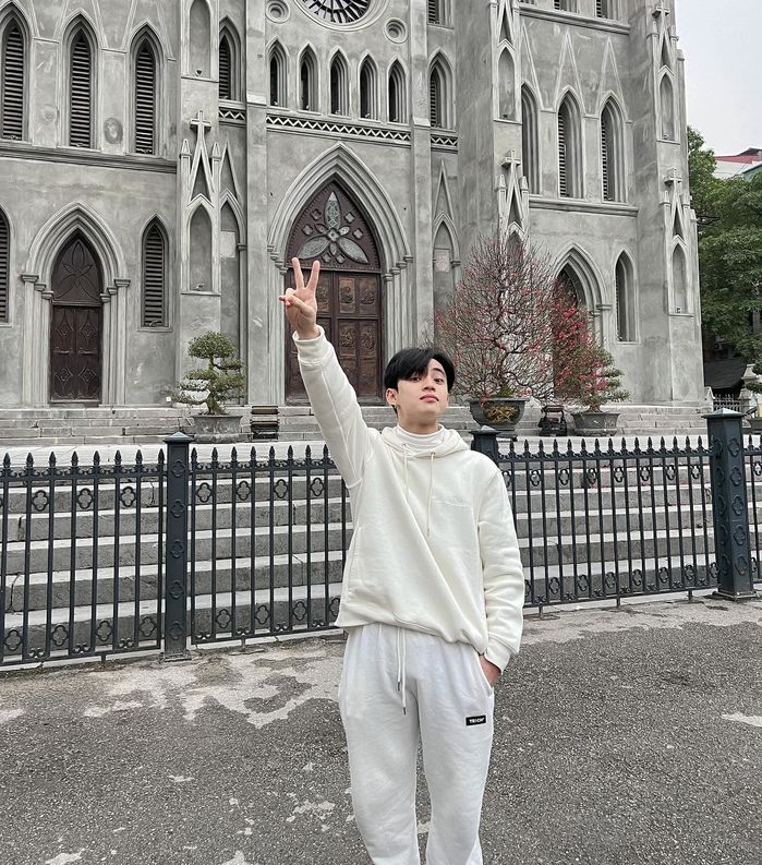 Mỹ nam 15 triệu followers công khai yêu Á hậu Vbiz bị mỉa mai vì chiều cao nấm lùn là ai