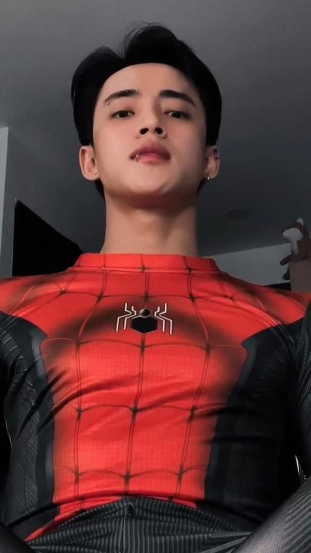 Mỹ nam 15 triệu followers công khai yêu Á hậu Vbiz bị mỉa mai vì chiều cao nấm lùn là ai