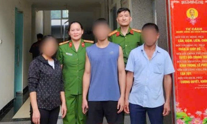 Lực lượng chức bàn giao nam sinh V. cho gia đình. (Ảnh: CACC)