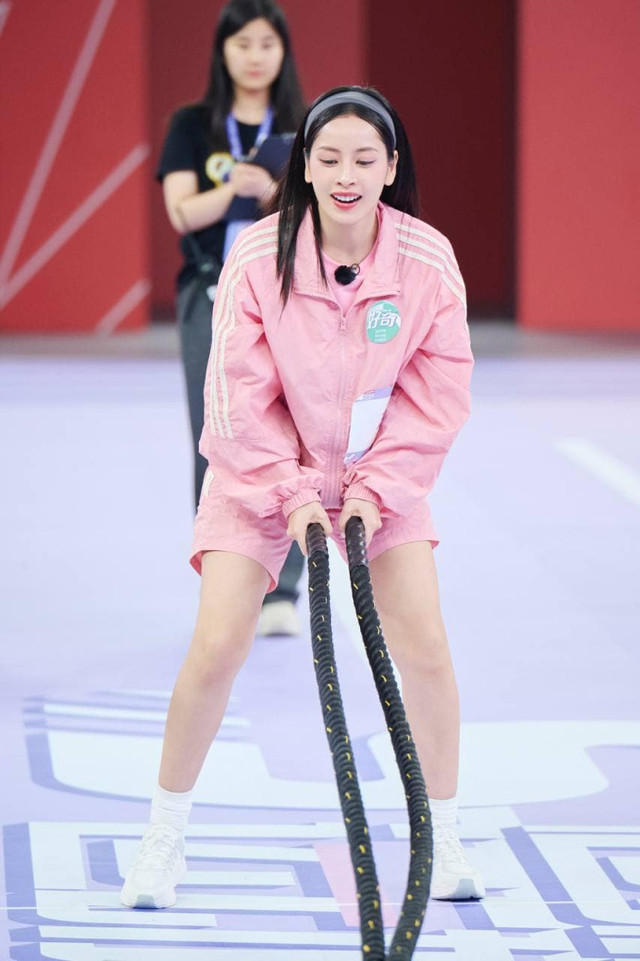 Chi Pu lộ vóc dáng thật trên sân pickleball