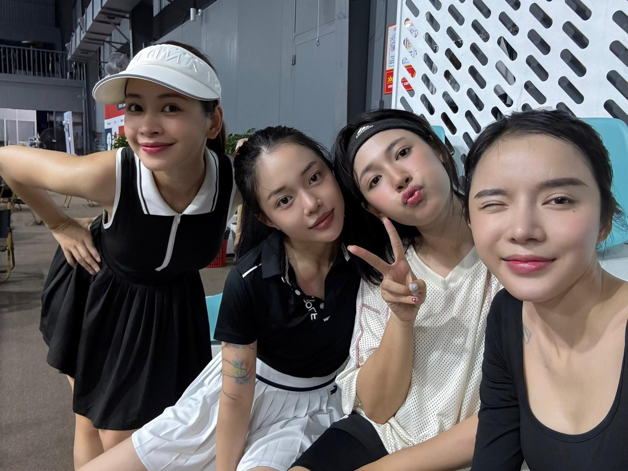 Chi Pu lộ vóc dáng thật trên sân pickleball