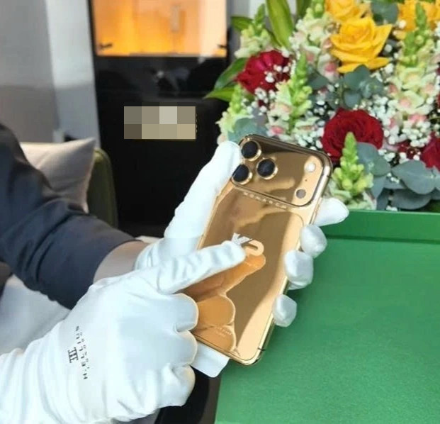 Khoa Pug gây sốc khi khoe sở hữu chiếc điện thoại iphone 17 bằng vàng giá 300 triệu