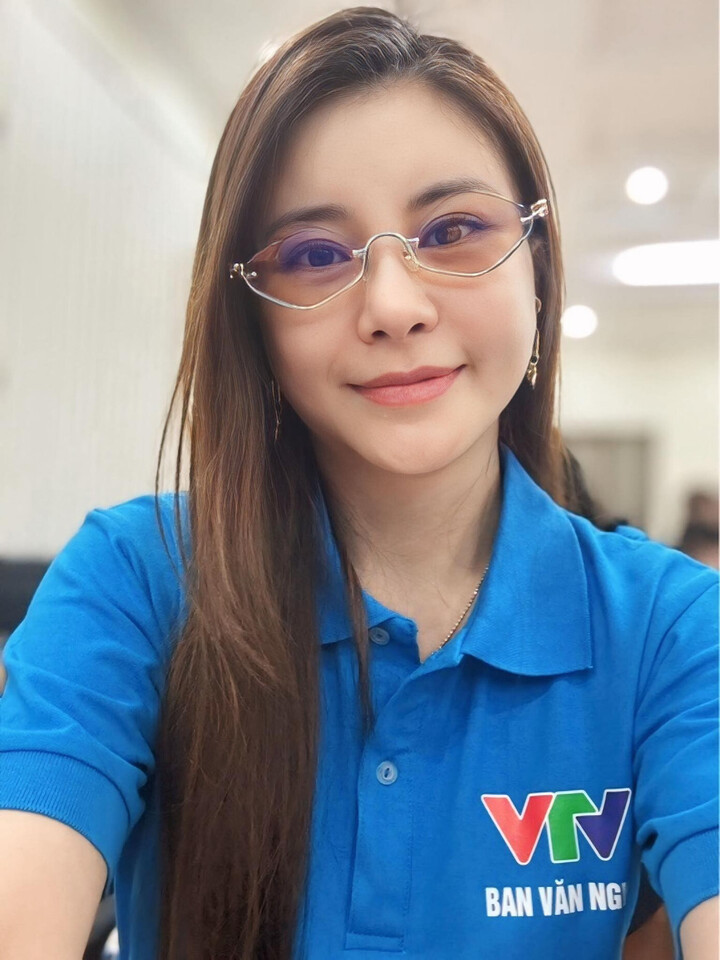 NSƯT Kim Oanh rời ban Văn nghệ, chuyển công tác sang ban Truyền hình tiếng dân tộc (VTV5).