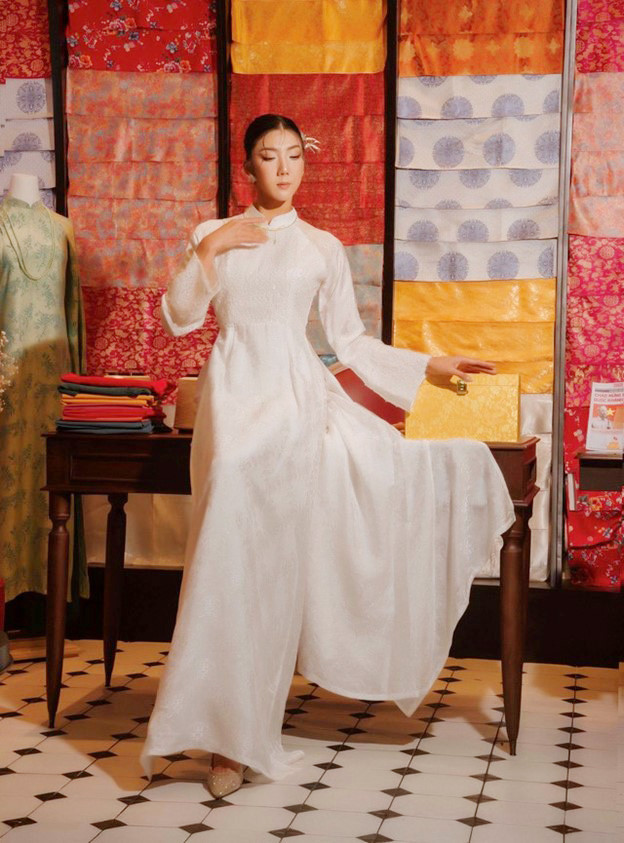 Siêu mẫu hàng đầu Vbiz: Gây chú ý với cuộc hôn nhân