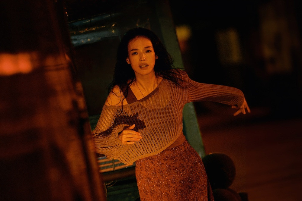 Thư Kỳ khiến khán giả rùng mình với vai diễn báo thù siêu thực - Ảnh 1.