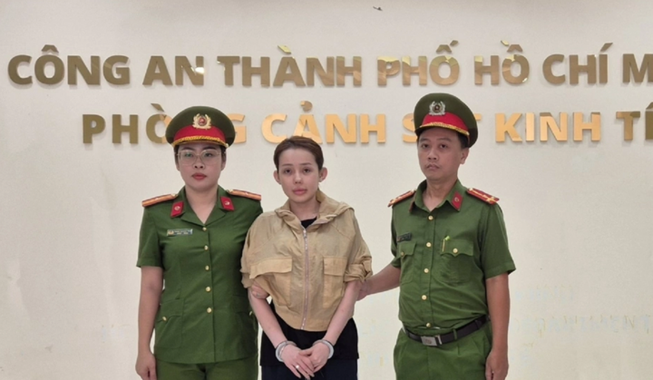 Ngân 98 vừa bị bắt tạm giam để điều tra hành vi sản xuất, buôn bán hàng giả là thực phẩm theo Điều 193 Bộ luật Hình sự.
