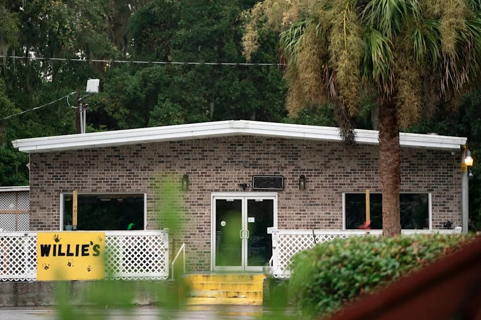 xa sung kinh hoang tai quan bar my, 4 nguoi thiet mang hinh anh 1