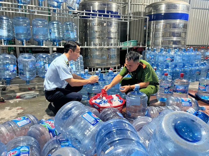 Cơ quan công an thu giữ bình nước Lavie giả.