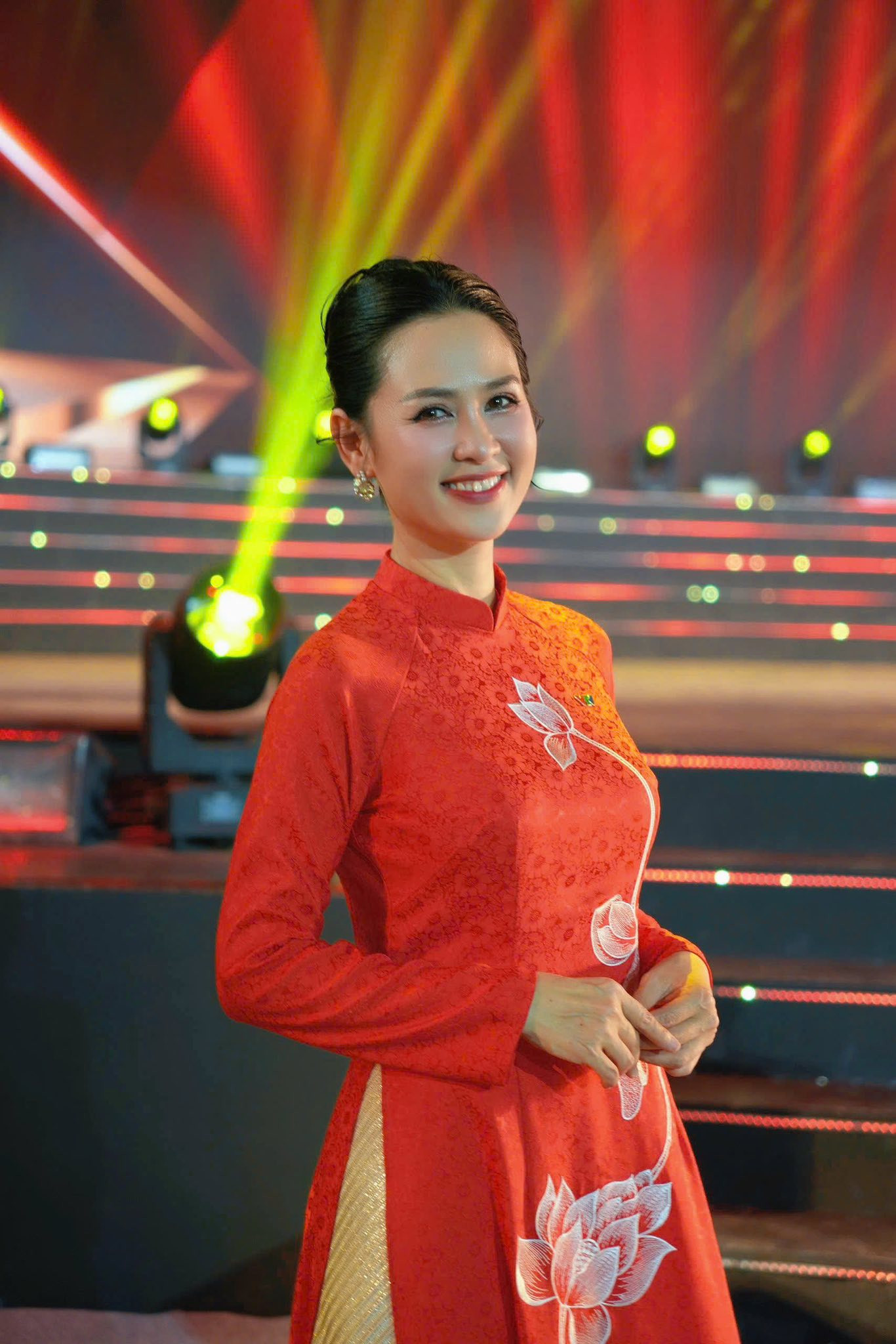 BTV Thúy Hằng VTV U50 diện đồ vẫn 'hack tuổi', đáng tham khảo - Ảnh 3.