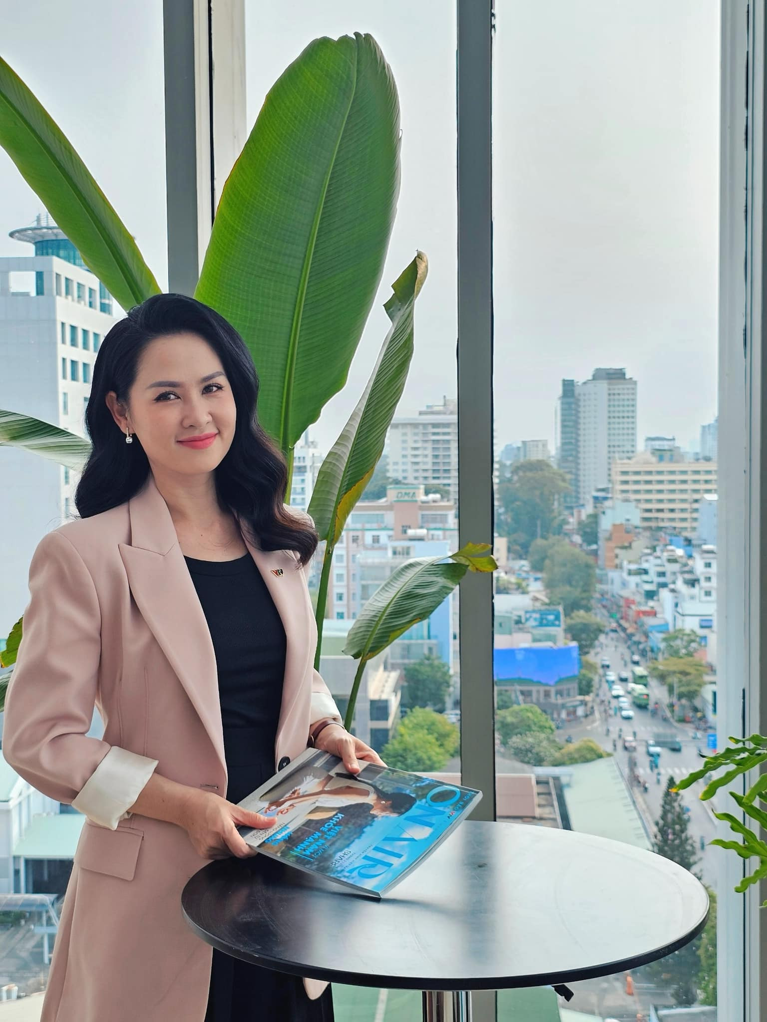 BTV Thúy Hằng VTV U50 diện đồ vẫn 'hack tuổi', đáng tham khảo - Ảnh 6.