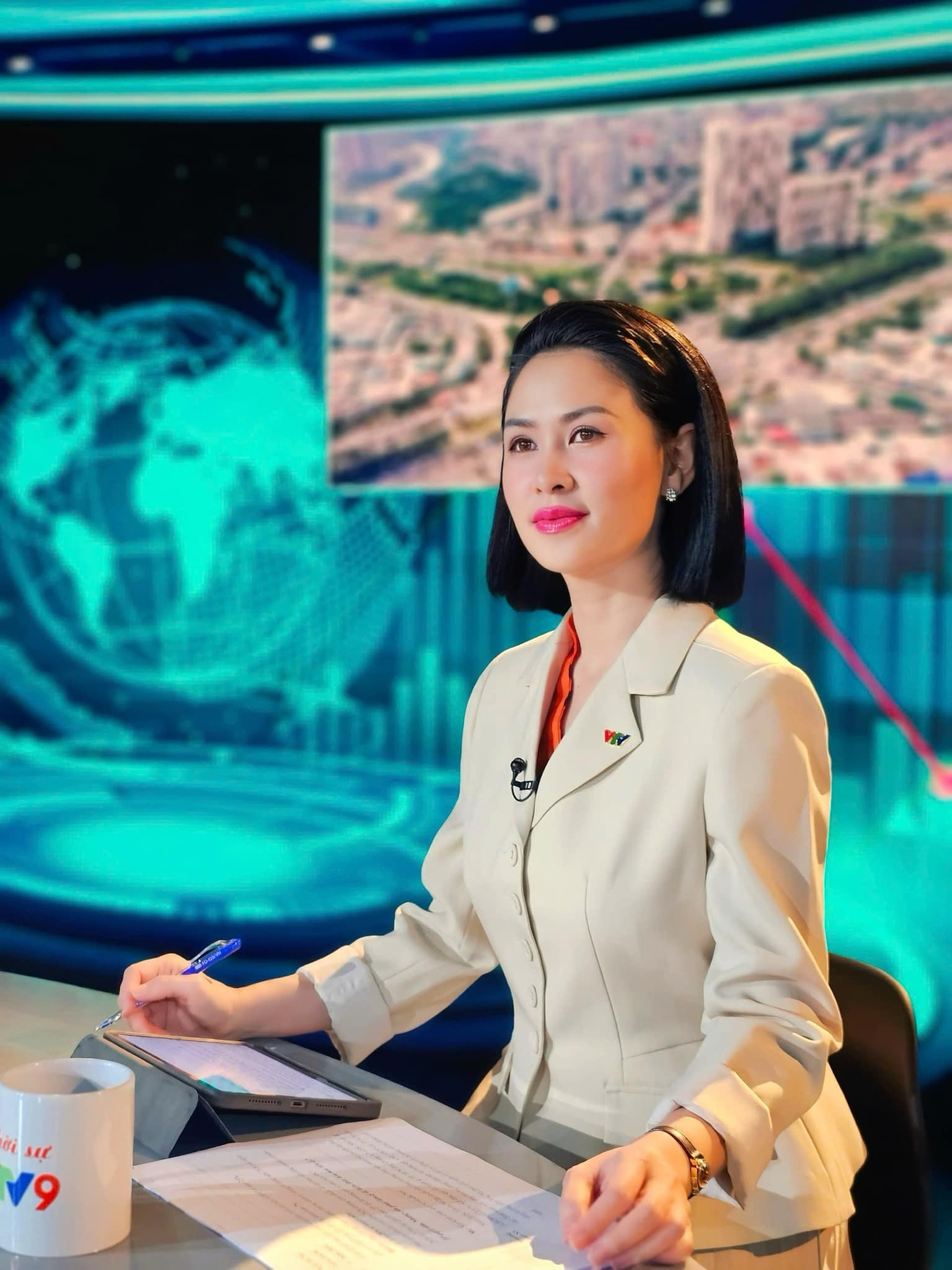 BTV Thúy Hằng VTV U50 diện đồ vẫn 'hack tuổi', đáng tham khảo - Ảnh 5.