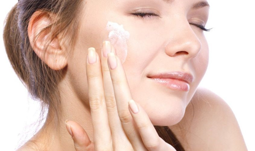 Cách dặm lại lớp trang điểm đẹp tự nhiên, luôn giữ được diện mạo tươi tắn suốt cả ngày  - Ảnh 1.