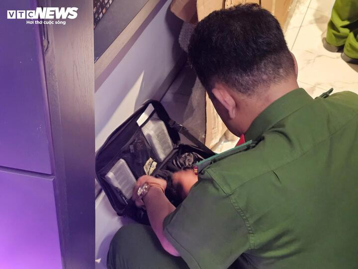 Cán bộ điều tra thu thập các tang vật, tài liệu liên quan đến vụ án của Ngân 98.